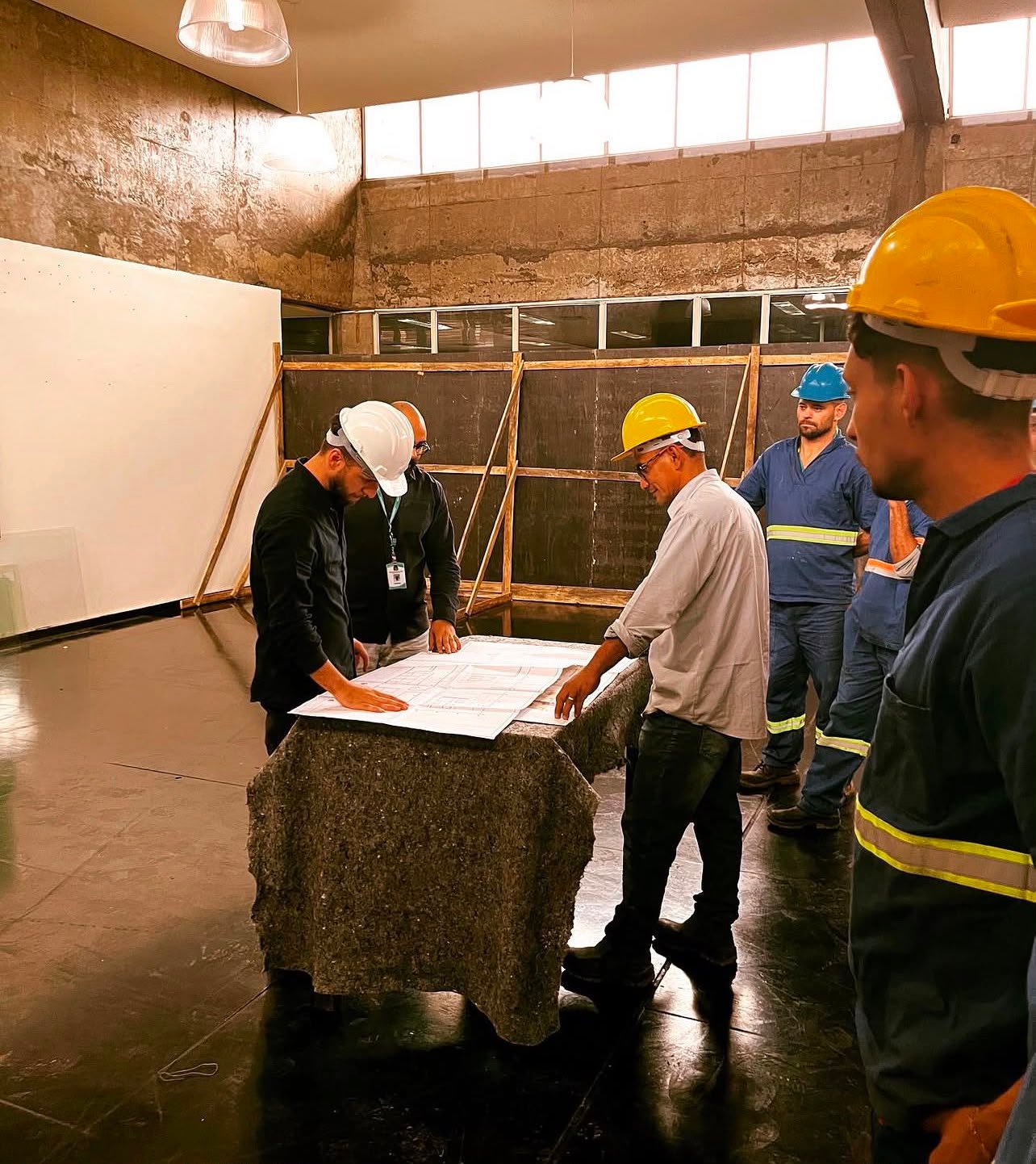 Eng. Renan em reunião técnica na obra com a equipe