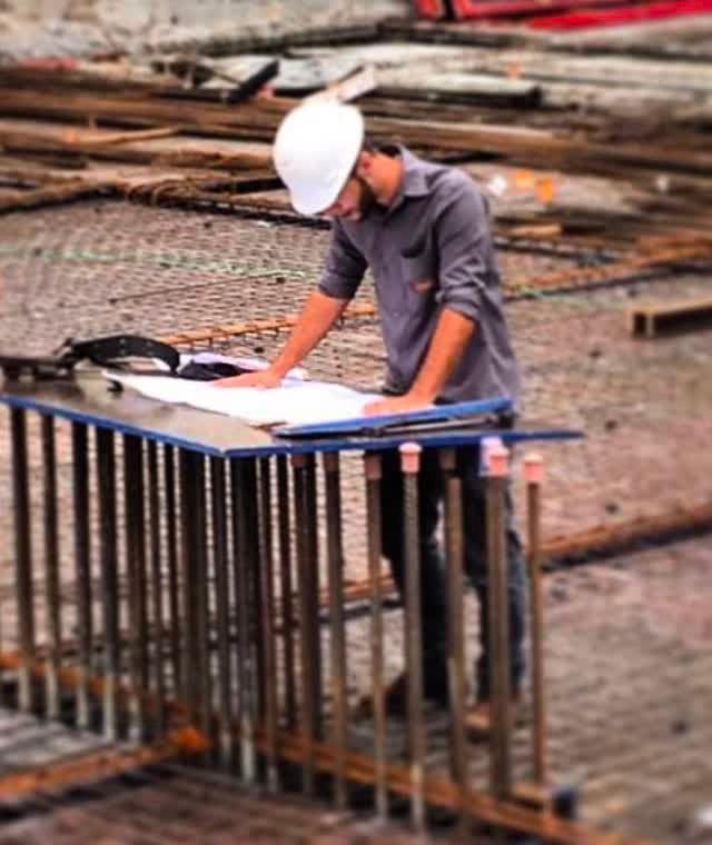 Engenheiro Renan Guimarães Gonçalves analisando projeto em obra